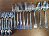 beaucoup de cuillères en argent et de cuillères sur une table
