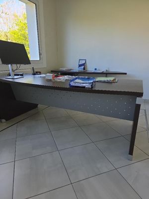 un bureau avec un ordinateur dans le coin d'une pièce