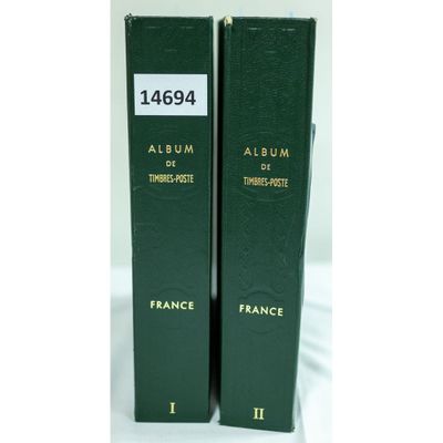 deux livres verts posés l'un sur l'autre sur une surface blanche