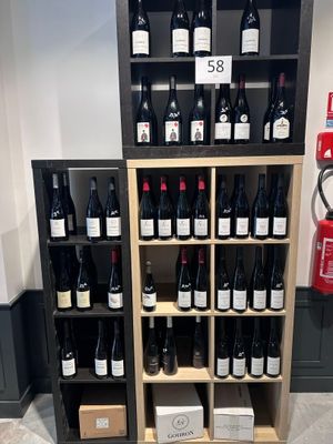 de nombreuses bouteilles de vin sur les étagères du magasin