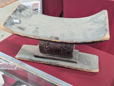 un gros morceau de pierre exposé dans une vitrine