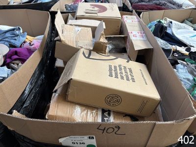 de nombreuses boîtes de vêtements empilées par terre