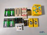 un paquet de cigarettes et un paquet de cigarettes posés sur une table