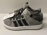 chaussures Adidas Superstar grises et noires avec une étiquette sur le côté