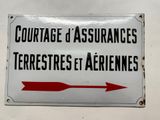 un panneau indiquant « Cottage Assurances Terrestres et Airlines »