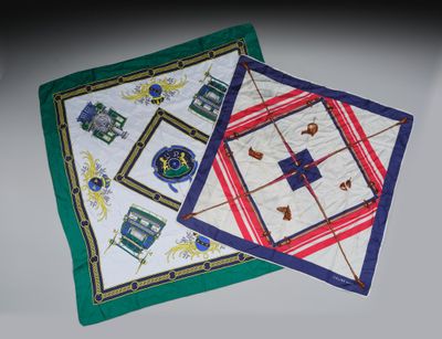 deux sets de table carrés, ornés de motifs différents, posés sur une table