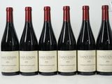 six bouteilles de vin sont alignées dans une rangée