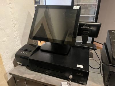 une image représentant un ordinateur de bureau et une imprimante posés sur un bureau