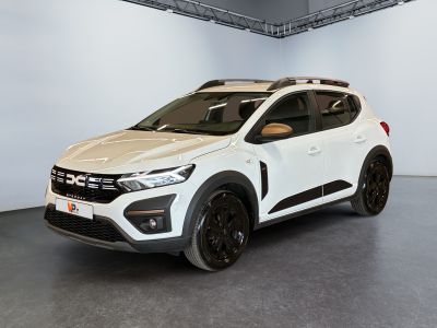 Le SUV blanc est garé dans le garage d'un immeuble.