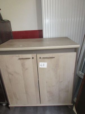 une armoire à deux portes, munie d'une poignée