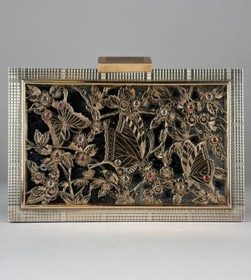 une photo d'une pochette noire et dorée