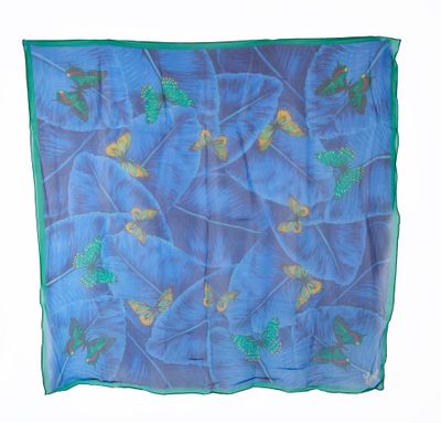 foulard en soie orné de papillons et de feuilles sur fond bleu