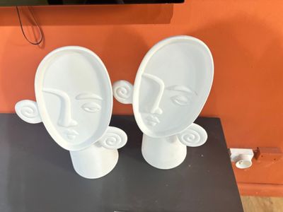 Deux vases en céramique blanche « visages », un petit pouf j… - Photo 1