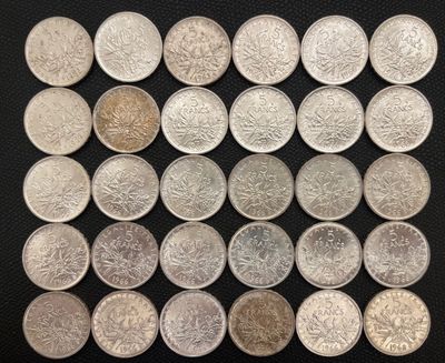 un gros plan sur un tas de pièces d'argent posées sur une surface noire