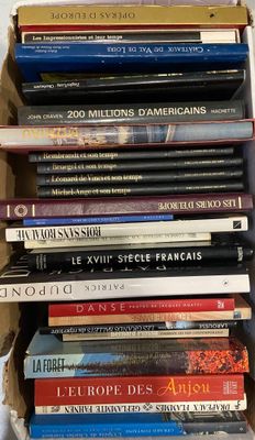 beaucoup de livres dans une boîte sur la table