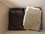 deux paires de pantalons dans une boîte en carton