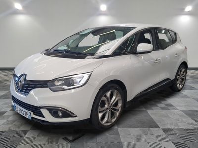 la voiture blanche est garée sur un carrelage à carreaux