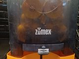 une photo d'un extracteur de jus contenant un tas de fruits