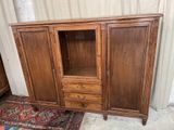 une photo d'une commode en bois avec des tiroirs et un tapis