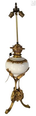 une lampe posée sur une table