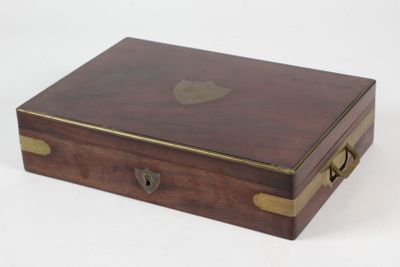 une vieille boîte en bois avec un cœur sur le couvercle