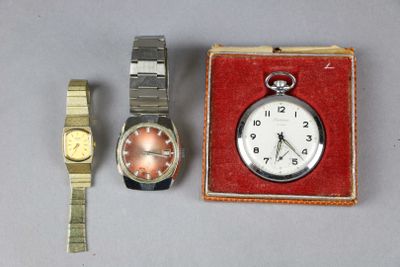 deux montres assises l'une à côté de l'autre sur une table