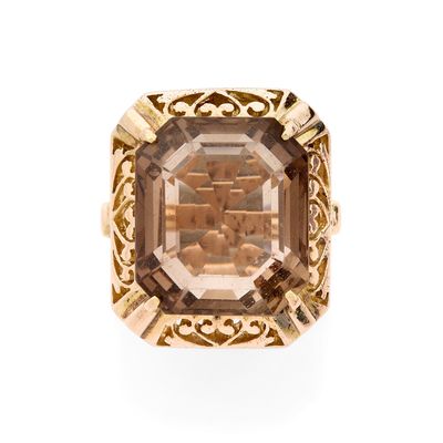 un gros plan d'une bague sertie d'une pierre marron