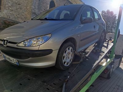 une photo d'une voiture remorquée par une dépanneuse