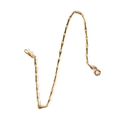 la chaîne en or est accrochée à l'oreille d'une femme