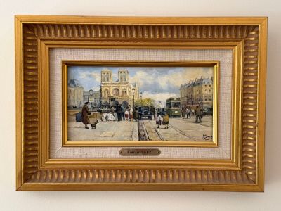 tableau représentant une scène de rue avec des personnes et des voitures, dans un cadre doré