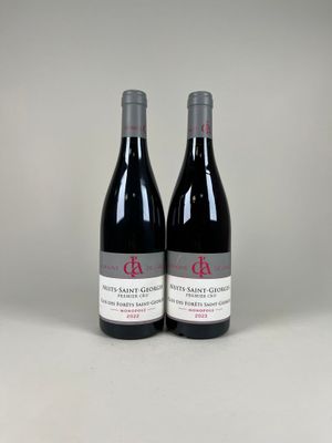 deux bouteilles de vin rouge posées l'une à côté de l'autre sur une table