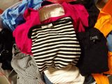 un tas de vêtements qui traîne dans une valise