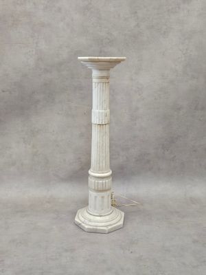 une image représentant une colonne en marbre blanc sur fond gris