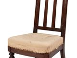 une image représentant une chaise sur laquelle est posé un coussin