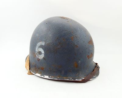 Casque US M1 de la Navy. Le lourd porte le numéro "6" peint …