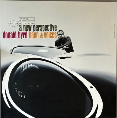 la couverture de l'album « A New Perspective » de Donald Byrd and Voices, sur laquelle figure un homme assis sur le toit d'une voiture