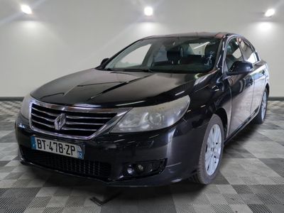 la photo d'une voiture noire sur un sol en damier