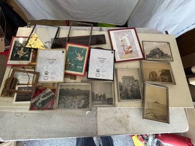 une table avec beaucoup de photos et d'images dessus
