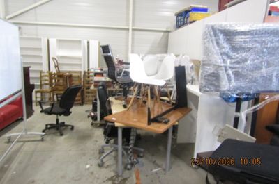 une salle avec beaucoup de chaises et de bureaux