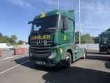 deux camions garés sur un parking
