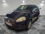 la photo d'une petite voiture bleue garée dans un garage