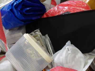 un tas d'objets posés par terre