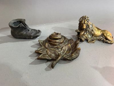 trois figurines assises sur une table