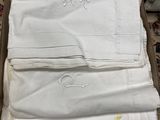 une boîte contenant tout un tas de serviettes blanches
