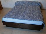 un lit recouvert d'une couette bleue à motifs paisley