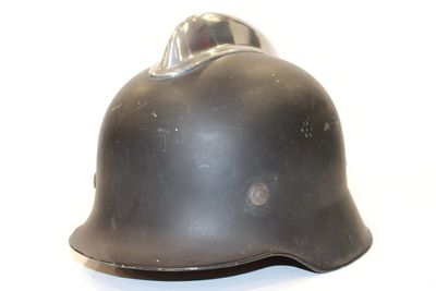 une image représentant un casque sur fond blanc, avec un fond blanc