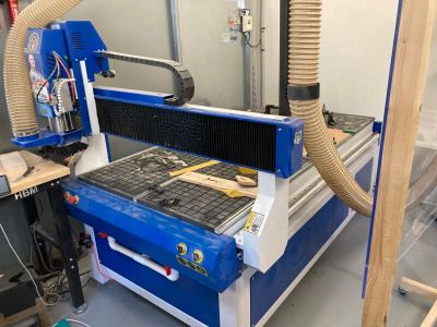 une machine bleue qui se trouve dans une pièce