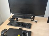 un bureau sur lequel se trouvent un écran, un clavier, une souris et une souris
