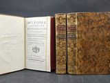 un vieux livre ouvert pour en montrer l'intérieur
