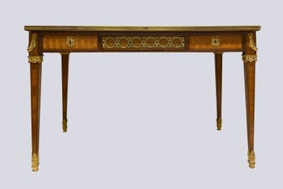 une image représentant une table en bois ornée de décorations dorées